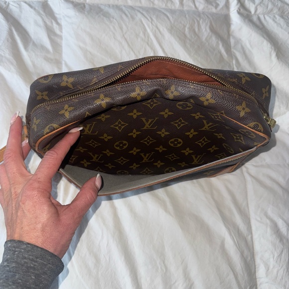 Louis Vuitton Trocadéro 27 Monogram CrossBody Bag - Picture 3 of 15